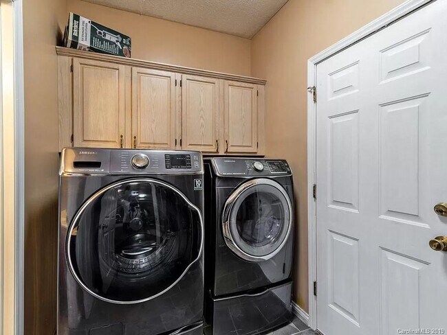 Building Photo - Room in 3 Bedroom Townhome at Cressingham Ct