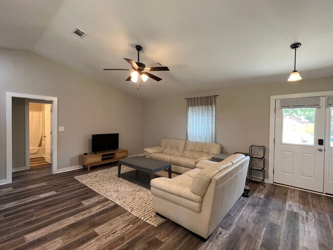 Foto del edificio - Charming Home in North Milton