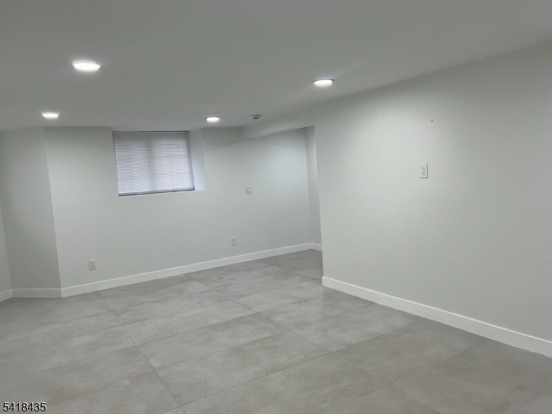 Foto del edificio - 437 Bramhall Ave