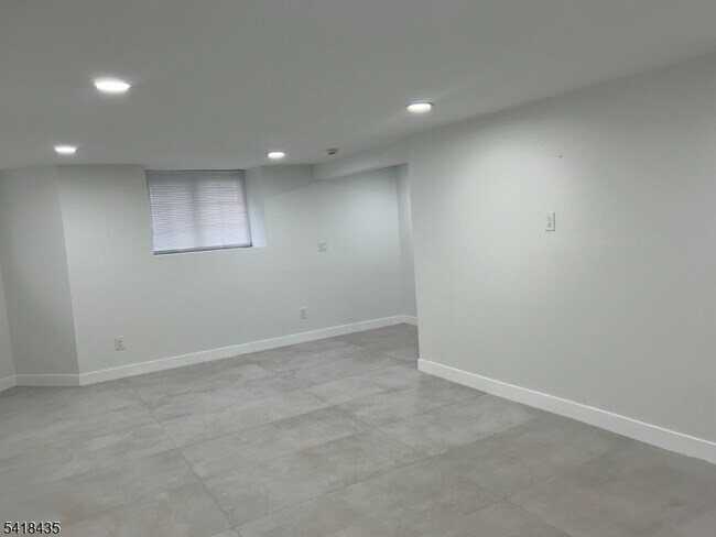 Building Photo - 437 Bramhall Ave