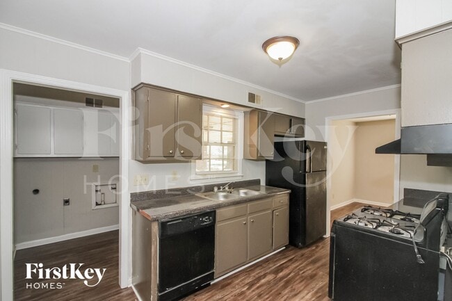 Building Photo - 2036 St James Dr