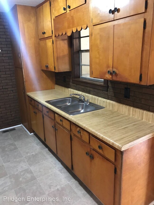 Building Photo - 1 br, 1.5 bath House - 2601 Anderson Hwy