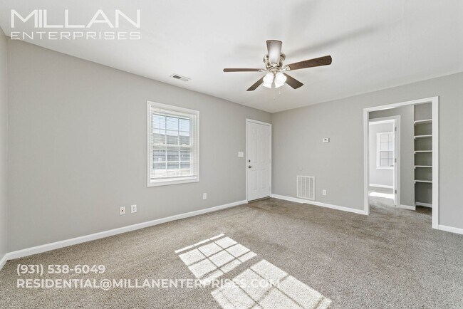 Foto del edificio - Cozy Home Featuring Spacious Rooms and Large Yard Close to Fort Campbell