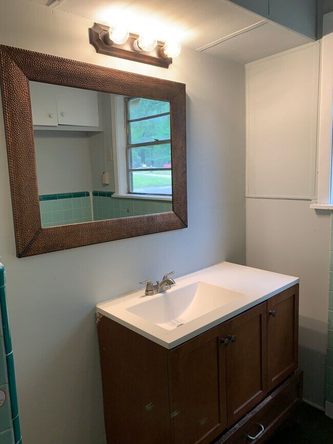 Building Photo - HUD Friendly 3 Bed 2 Bath Completely Remod...