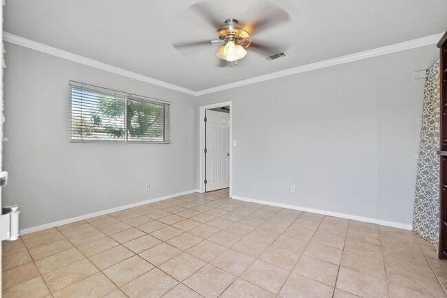 Building Photo - Beautiful Poolside Condo