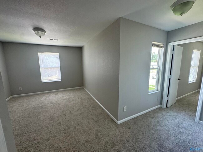 Foto del edificio - 227 Farmington Dr