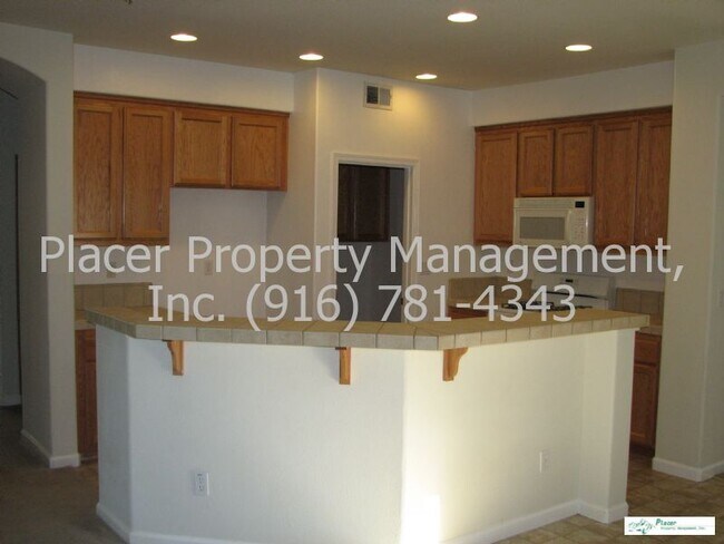 Building Photo - Nice 4 Bdrm Single Story w/Fireplace
