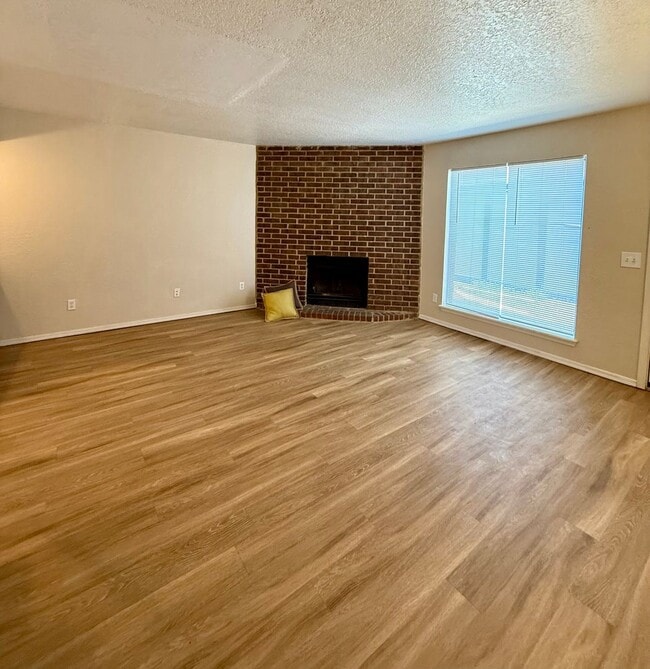 Building Photo - Duplex in East Norman with 2 car garage!
