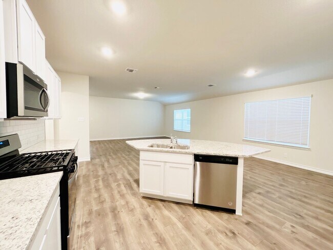 Building Photo - Beautiful 4-Bedroom Home in Riverstone at Westpointe Community!