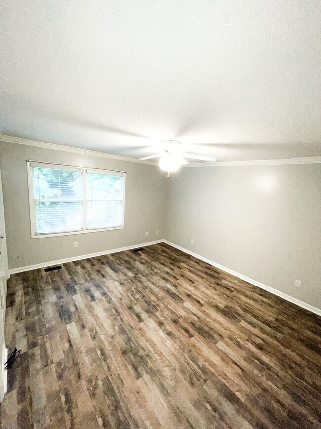 Building Photo - stunning 3 bed 2 bath townhome - recently ...