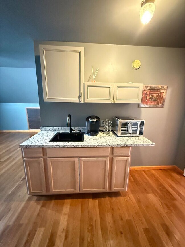 Foto del edificio - One Bedroom Apt with Utilities Included