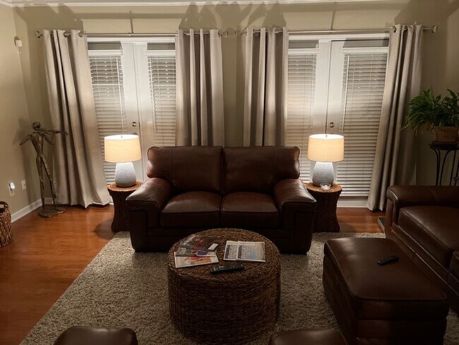 Building Photo - Beautiful Townhome Available in Vinings Overlook!