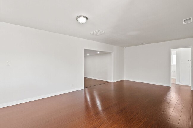 Foto del edificio - Spacious 3 Bedroom 2 Bath Available Now!