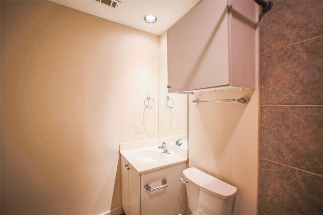 Building Photo - 6913 Yellowstone Way Dr