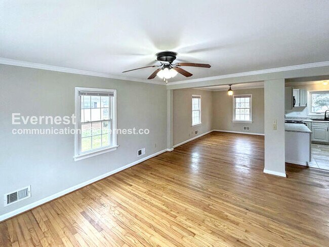 Building Photo - Cozy 3 Bed, 1.5 Bath Home with Fenced Yard and Off-Street Parking