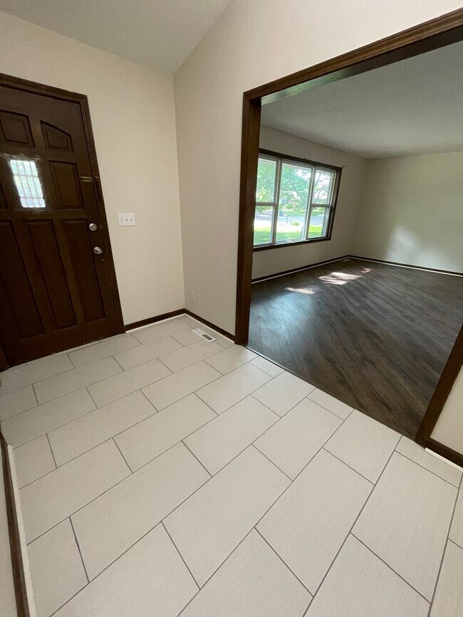 Foto del edificio - 6 Bed 2.5 Bath 2 Car Garage