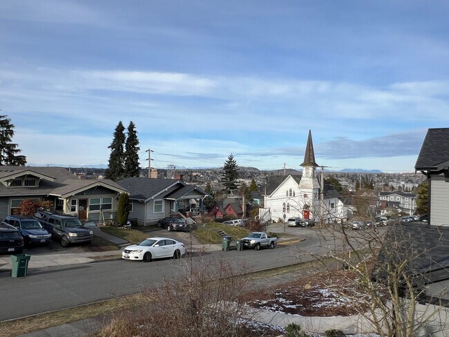 Building Photo - 4 bedroom 2 bath unit close to WWU and downtown