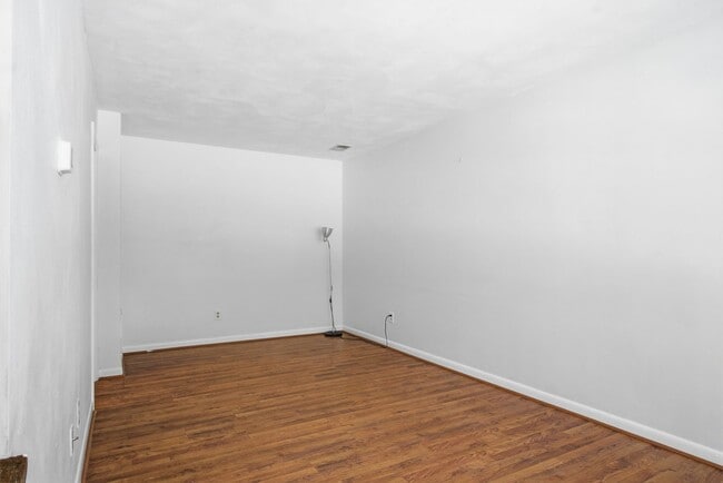 Foto del edificio - Two-Bedroom Townhouse Near Bus Line – Pet Friendly