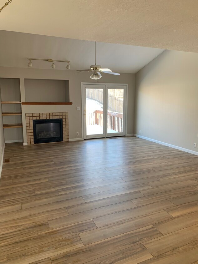 Living room - 4918 Stoneback Dr