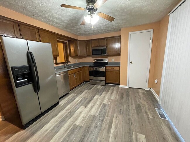 Building Photo - 112 E 4th St