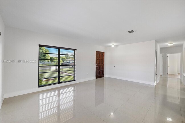 Foto del edificio - 3840 NW 176th St