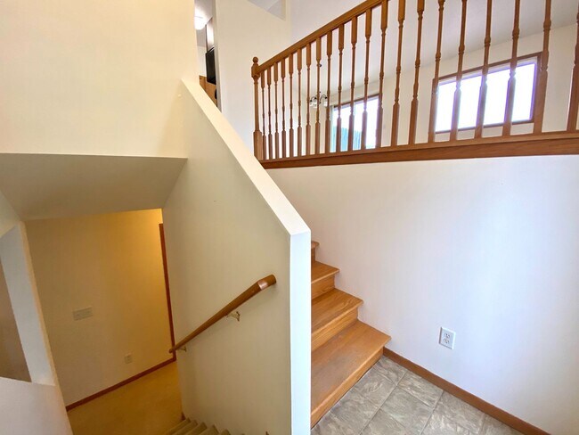 Building Photo - 3 bed Twinhome!!