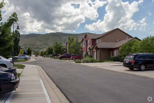 Building Photo - The Boulders at Rosecrest