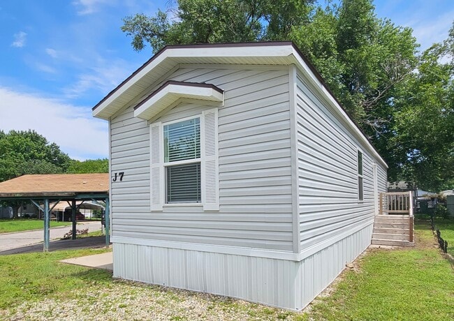 Building Photo - 2320 E MacArthur Rd