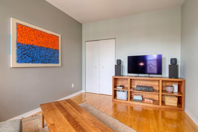 Building Photo - 4777 Rue Adam