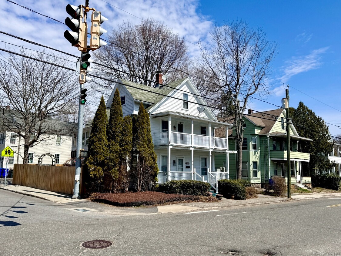 Primary Photo - 99 E Pearl St