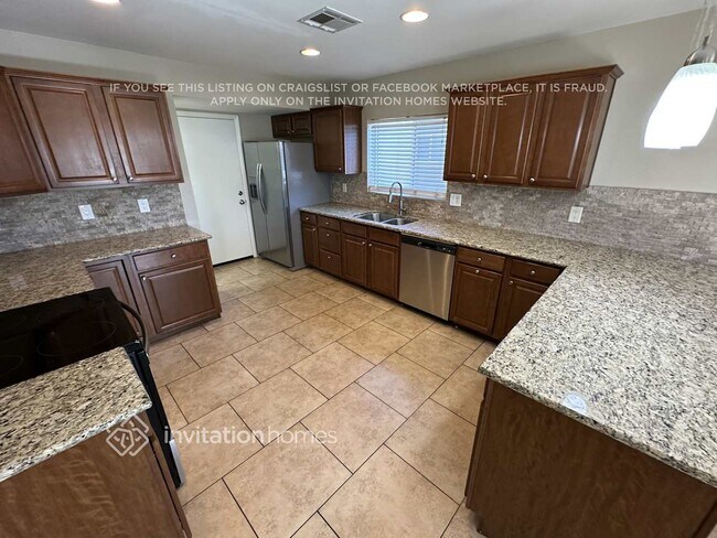 Building Photo - 1821 E La Donna Dr