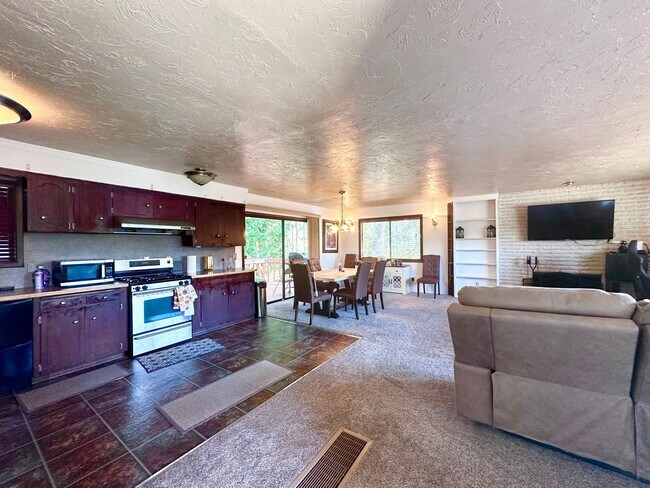 Foto del edificio - Charming Split-Level Fully Furnished Home 3 Beds 2.5 Baths in Lake Oswego! | MOVE IN SPECIAL