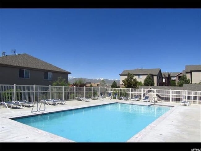 Building Photo - Condo Ready For You!