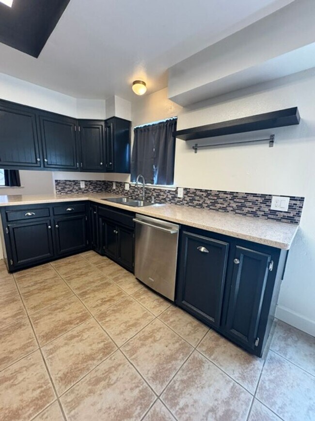 Foto del edificio - Beautiful 4 Bedroom 2 Bathroom Home with Solar!