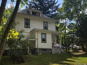 Building Photo - 17 Crescent Dr