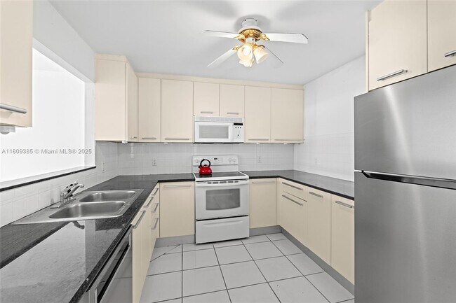 Foto del edificio - 2780 NE 183rd St