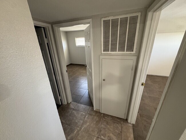Foto del edificio - Ideal 2nd floor unit refreshed and ready to lease!