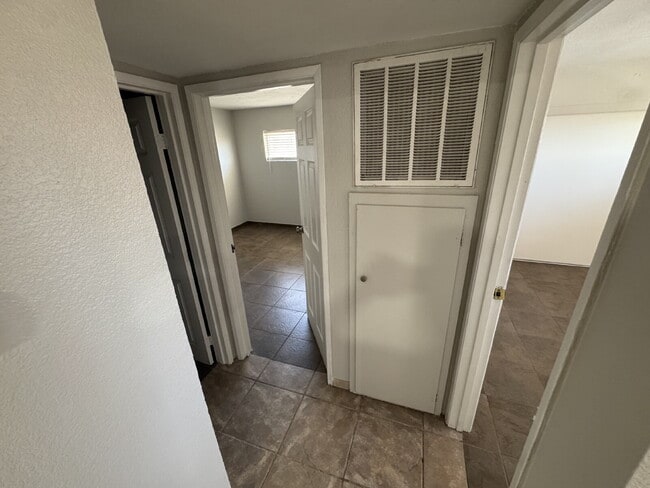 Building Photo - Ideal 2nd floor unit refreshed and ready to lease!