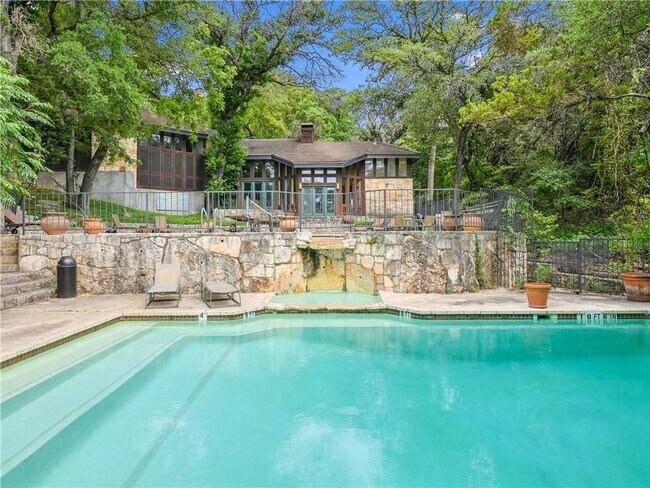 Foto del edificio - 4711 Spicewood Springs Rd