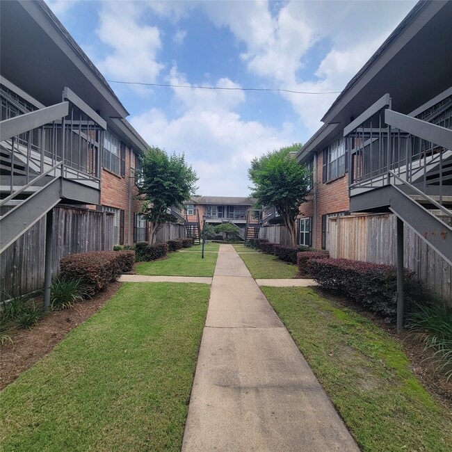 Building Photo - 1223 Augusta Dr