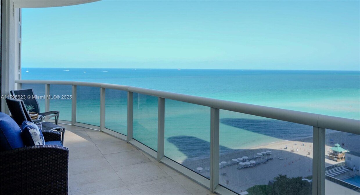 Foto principal - 15901 Collins Ave