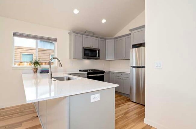 Building Photo - 306 E Rapp Rd