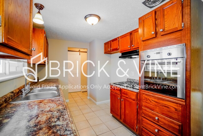 Building Photo - 7027 Lemert Ln
