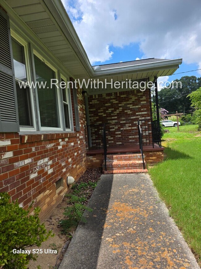 Foto del edificio - WOW!!! GORGEOUS RANCH WITH MANY UPGRADES / GREAT LOCATION/ PRIVATE YARD