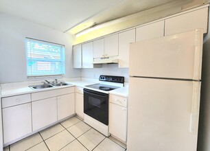 Building Photo - 215 SW 1st Ct