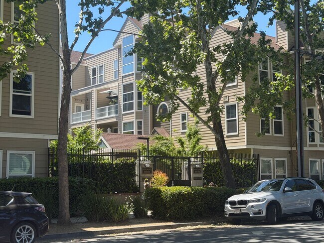 Foto del edificio - Serene & Pristine: 3 Bedroom, 3 Bath Bi-Level Condominium available in Central San Jose Location