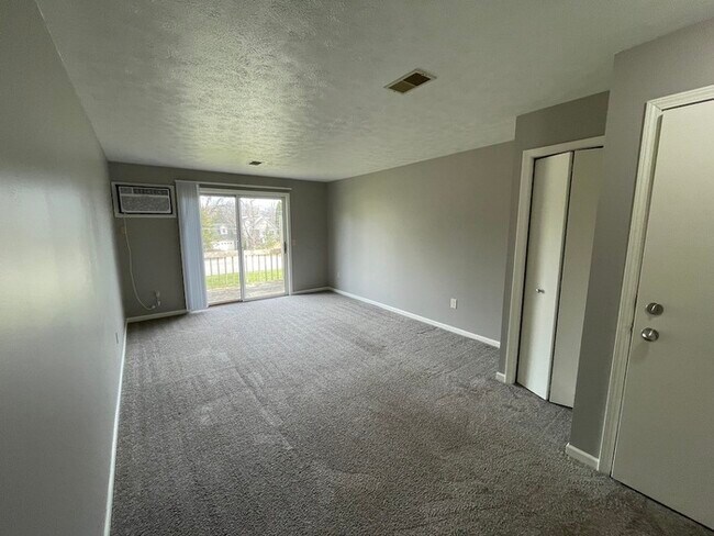 Building Photo - Rockford Ridge Townhomes 2 Bedroom / 1 Bat...