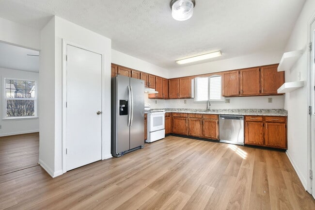 Foto del edificio - 5628 Wooded Lake Dr