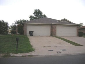 Building Photo - 7601 Creekmoor Dr