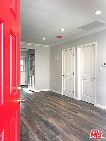 Building Photo - 330 W Valencia Ave
